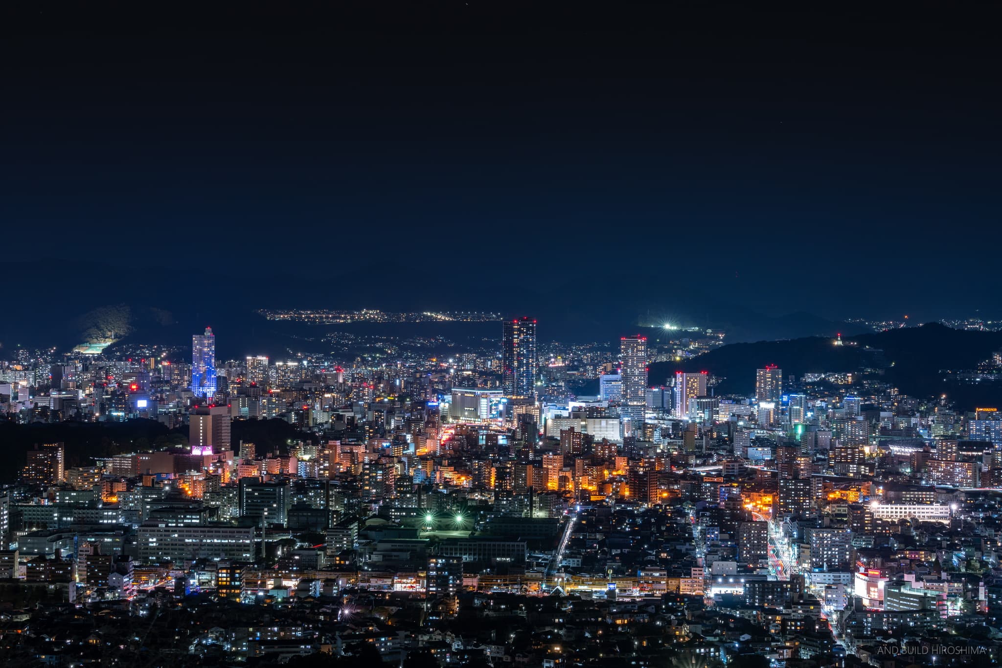 https://upload.wikimedia.org/wikipedia/commons/d/d2/Skyline_of_Hiroshima_from_Mount_Kogane2020.jpg